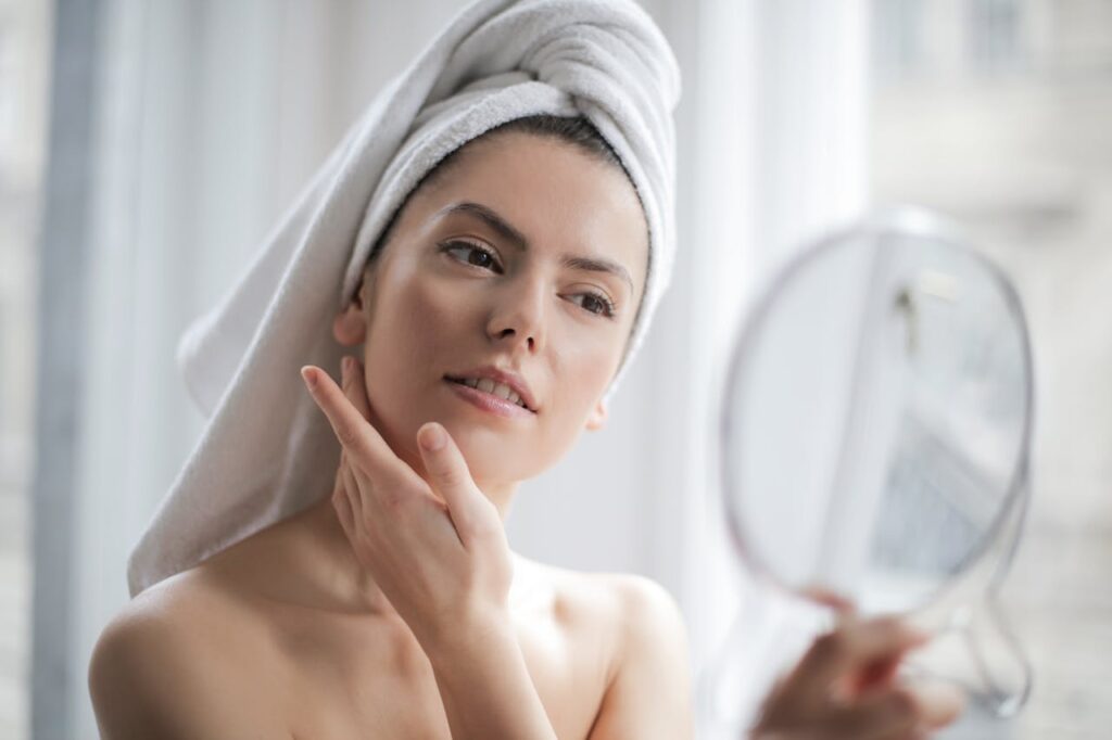 pexels-foto-3764013 Una mujer serena y elegante disfruta de un ritual de cuidado de la piel, realzando su belleza natural en la comodidad de su hogar.